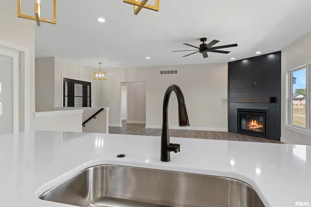 $549,900 | 404 Sundown Lane, Chatham, IL 62629