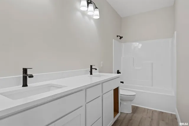 $549,900 | 404 Sundown Lane, Chatham, IL 62629