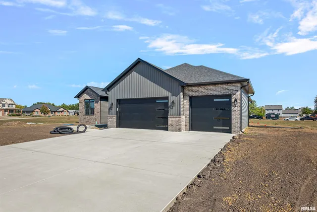 $549,900 | 404 Sundown Lane, Chatham, IL 62629