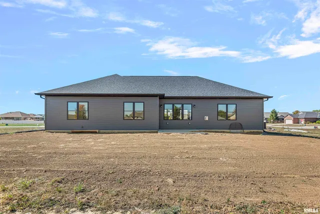 $549,900 | 404 Sundown Lane, Chatham, IL 62629