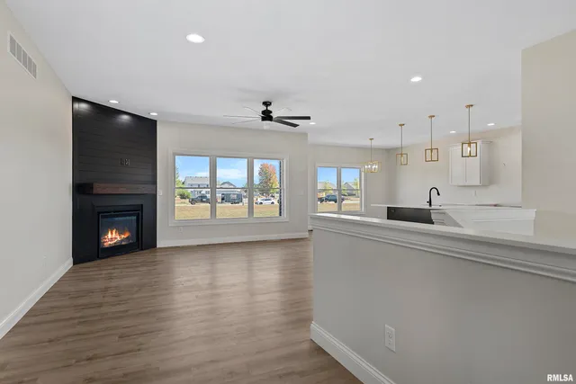 $549,900 | 404 Sundown Lane, Chatham, IL 62629