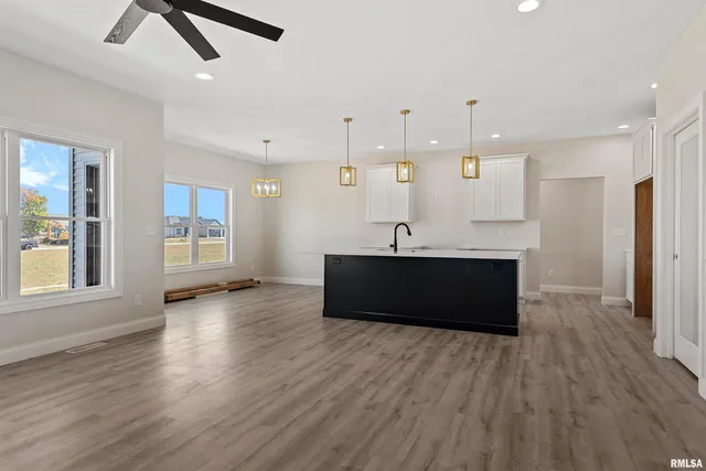 $549,900 | 404 Sundown Lane, Chatham, IL 62629