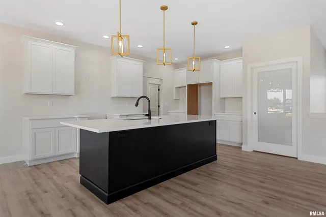 $549,900 | 404 Sundown Lane, Chatham, IL 62629