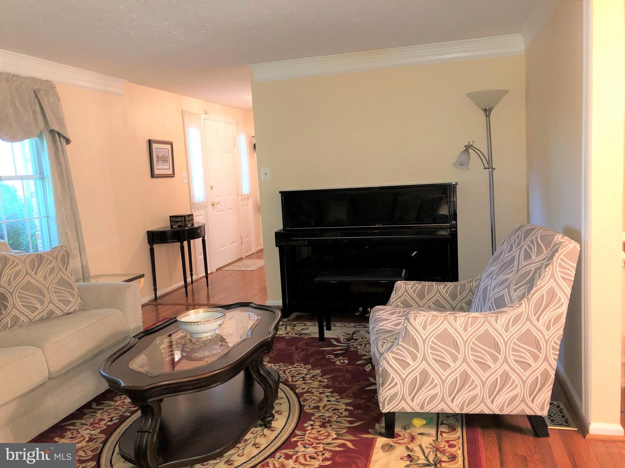 7516 Candytuft Court Springfield, VA 22153 - Photo 10 of 30 Living Room