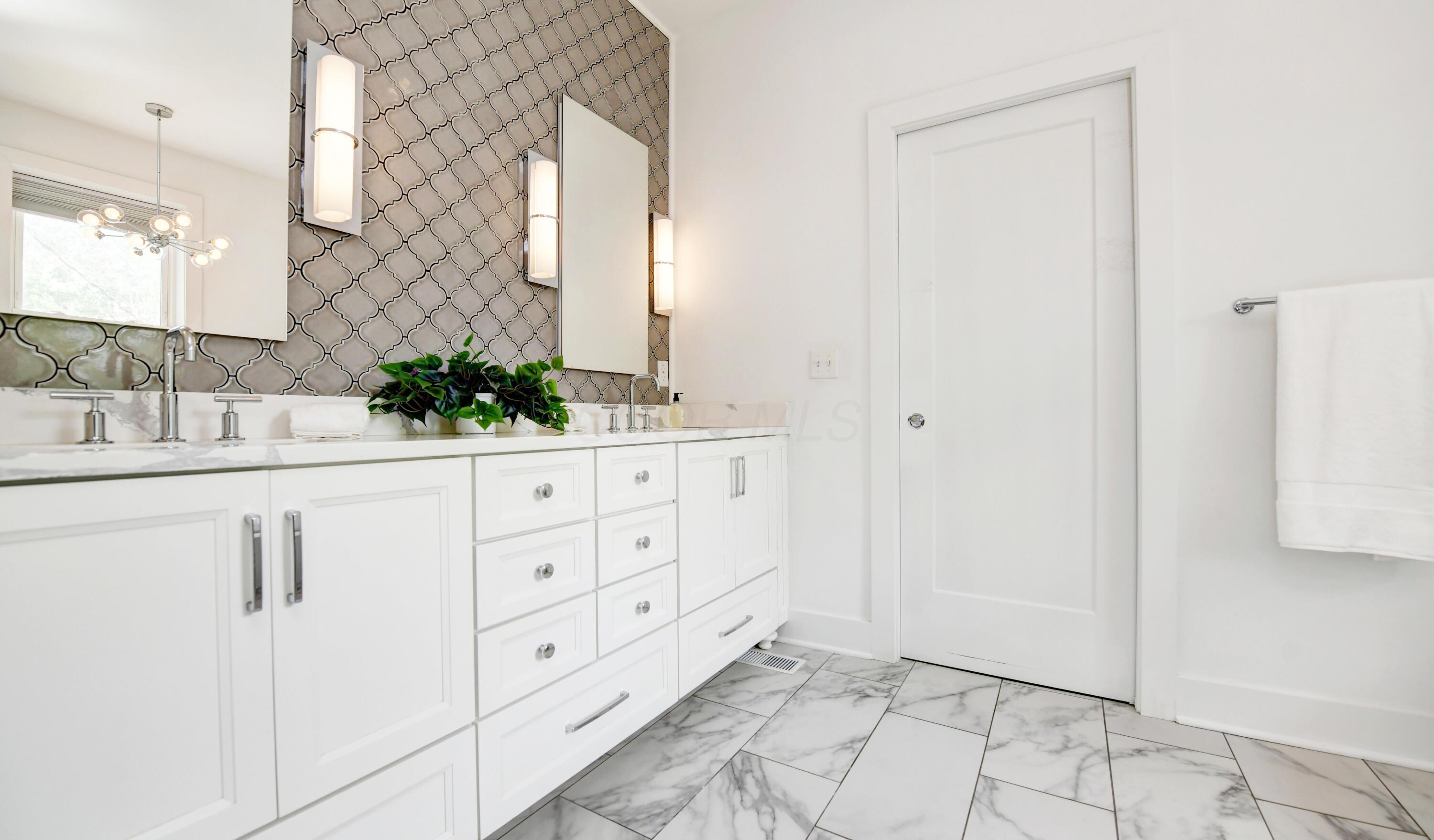 1346 Lincoln Road Columbus, OH 43212 - Photo 25 of 48 En Suite Bath (3)