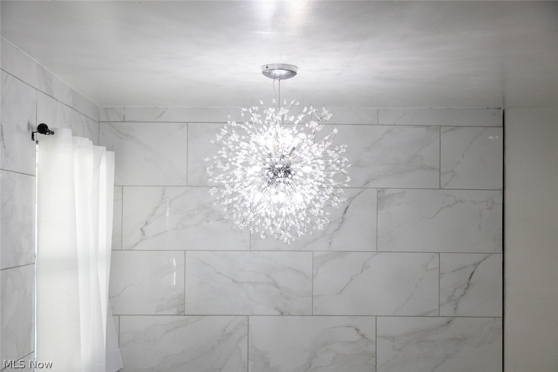 2915 North Road Warren, OH 44483 - Photo 22 of 32 chandelier