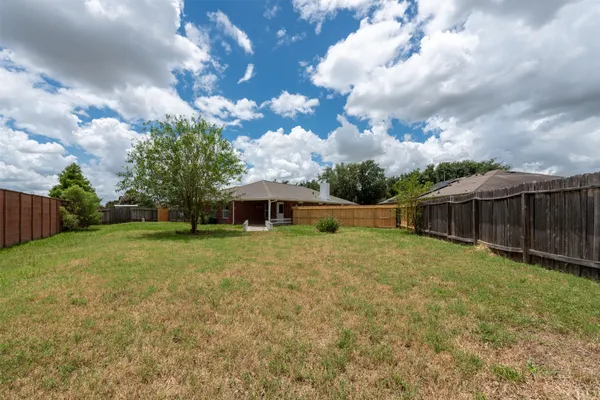 a view of a house with backyard and garden