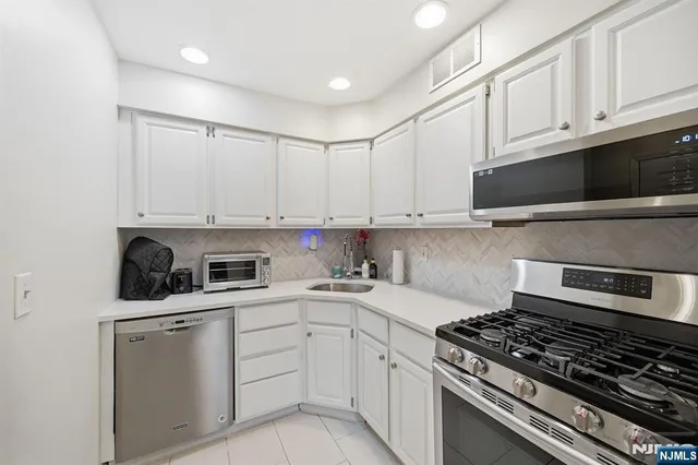 $474,900 | 12 Mountain Ridge Road, Bloomingdale, NJ 07403