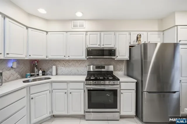 $474,900 | 12 Mountain Ridge Road, Bloomingdale, NJ 07403