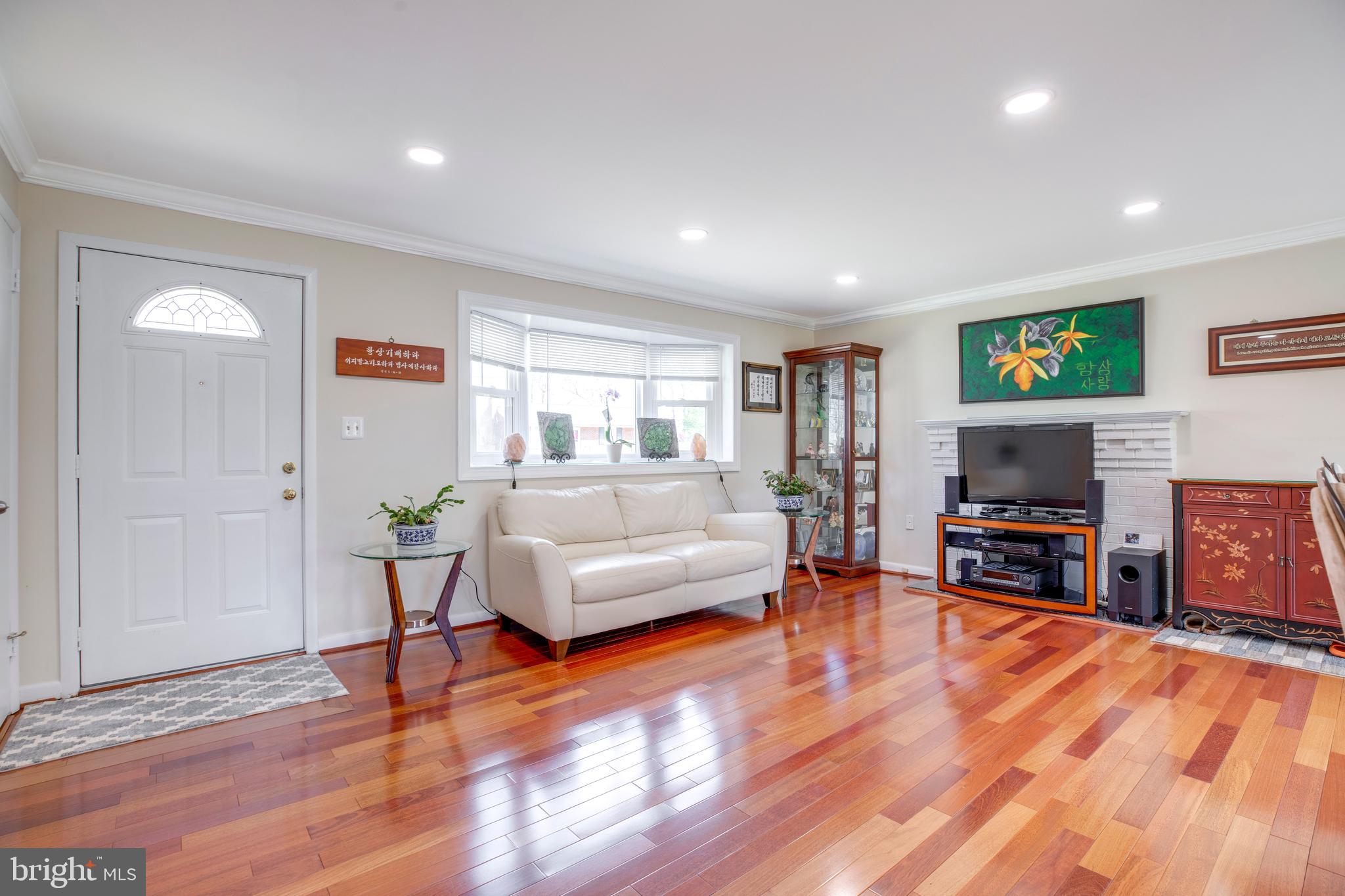 5705 Spruce Drive Clinton, MD 20735 - Photo 15 of 53 LIVING ROOM & FRONT ENTRANCE