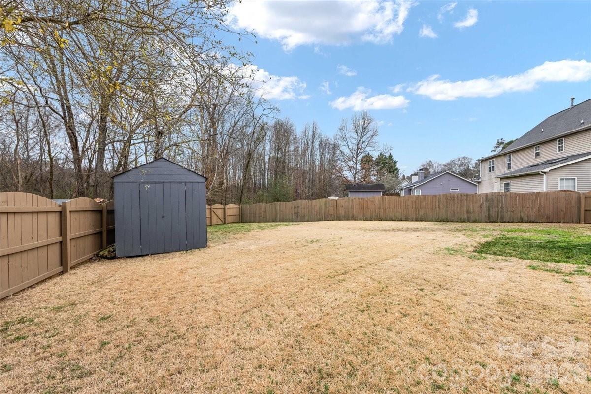 7800 Trotter Road Charlotte, NC 28216 - Photo 41 of 46 a backyard of a house