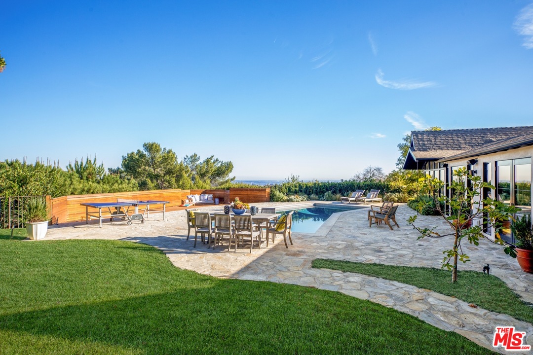 2488 Westridge Road Los Angeles, CA 90049 - Photo 3 of 11