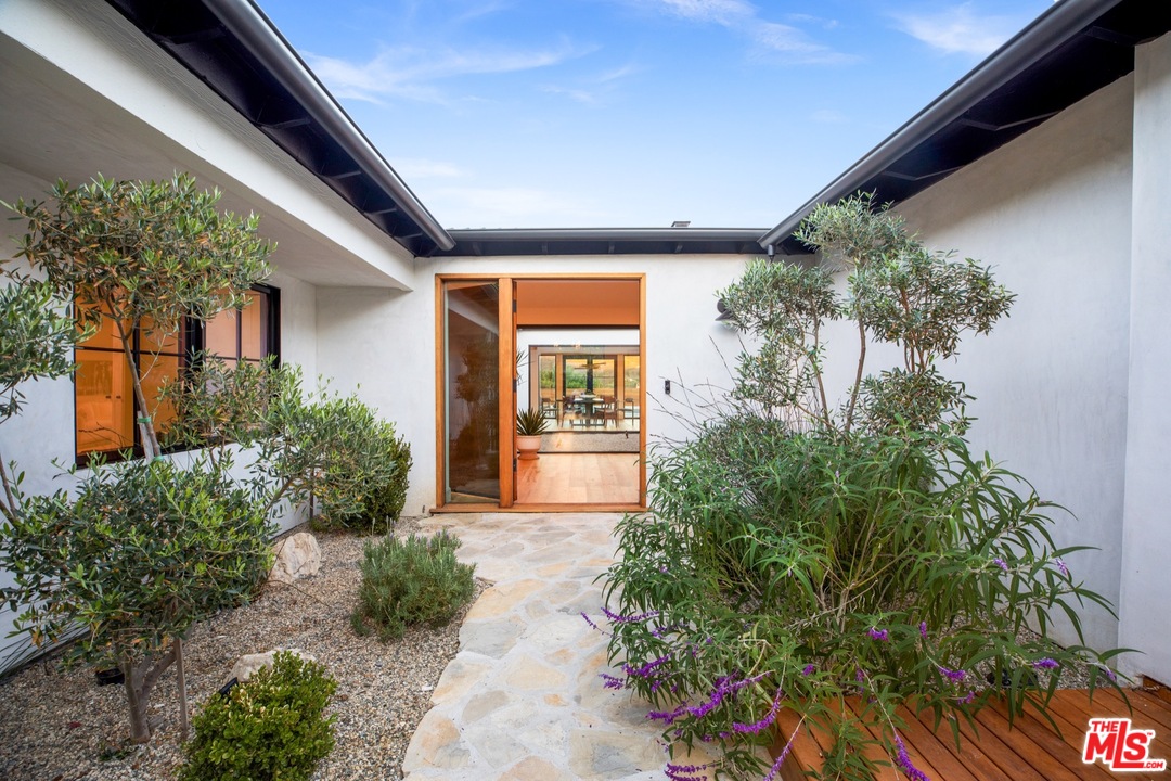 2488 Westridge Road Los Angeles, CA 90049 - Photo 6 of 11