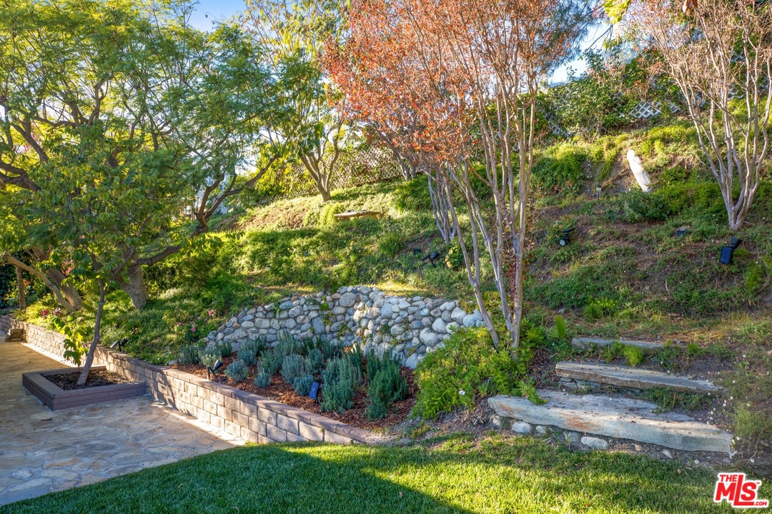 2488 Westridge Road Los Angeles, CA 90049 - Photo 7 of 11