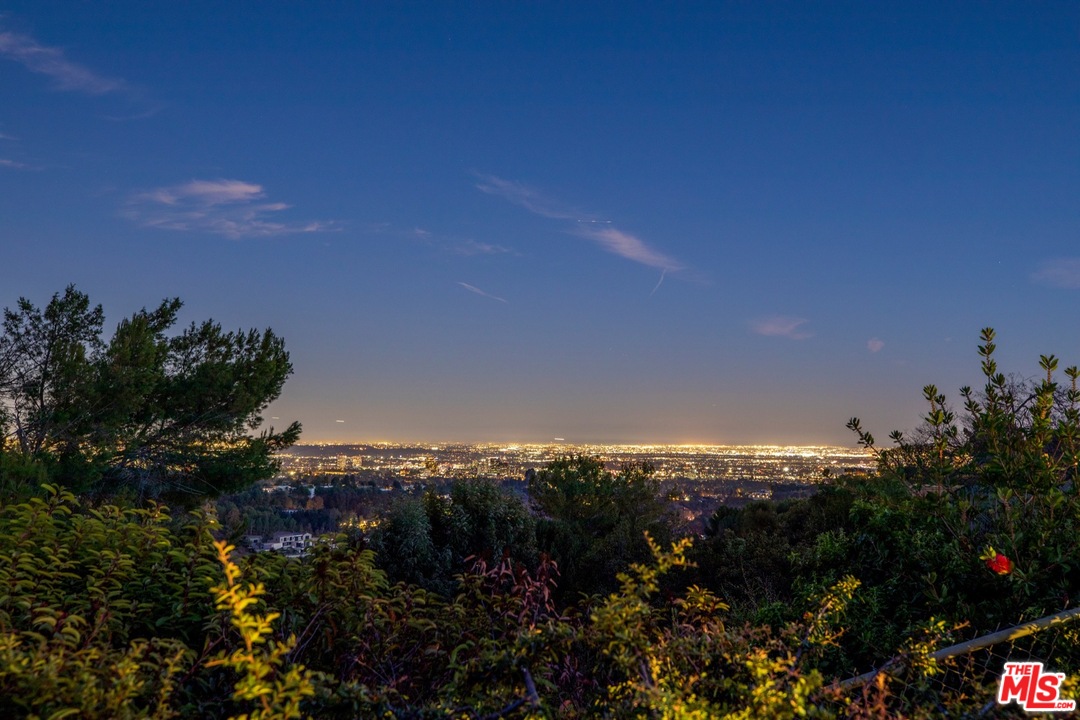 2488 Westridge Road Los Angeles, CA 90049 - Photo 9 of 11