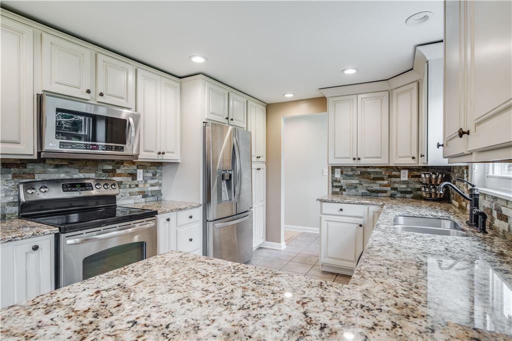 448 Amherst Avenue Coraopolis, PA 15108 - Photo 8 of 25
