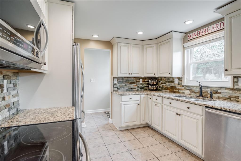 448 Amherst Avenue Coraopolis, PA 15108 - Photo 9 of 25
