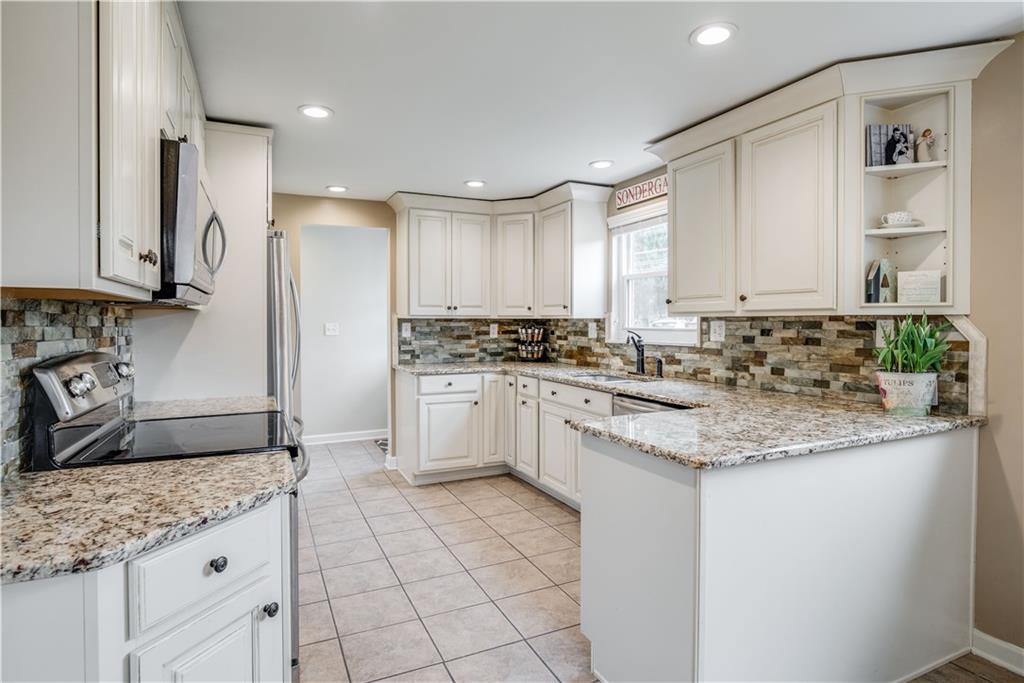 448 Amherst Avenue Coraopolis, PA 15108 - Photo 10 of 25