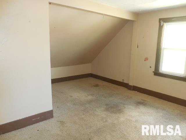 3176 Rockingham Road Davenport, IA 52802 - Photo 5 of 9 Gallery Image 5