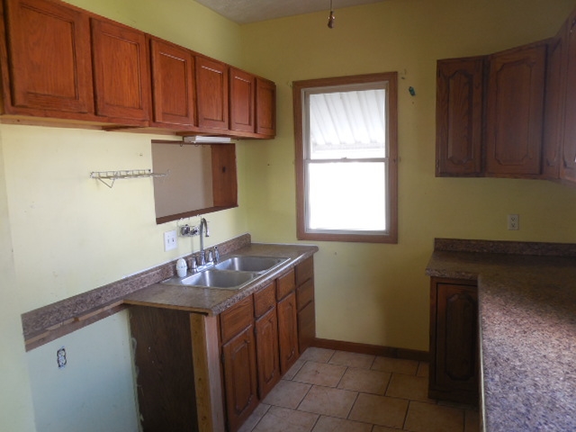 3176 Rockingham Road Davenport, IA 52802 - Photo 7 of 9 Gallery Image 7