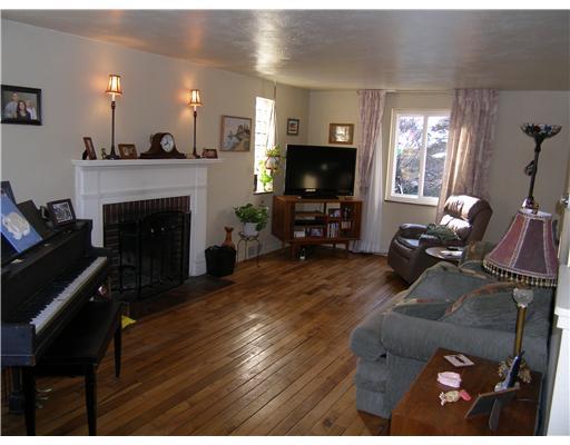 231 Gilkeson Road Mt. Lebanon, PA 15228 - Photo 2 of 18 Living Room.