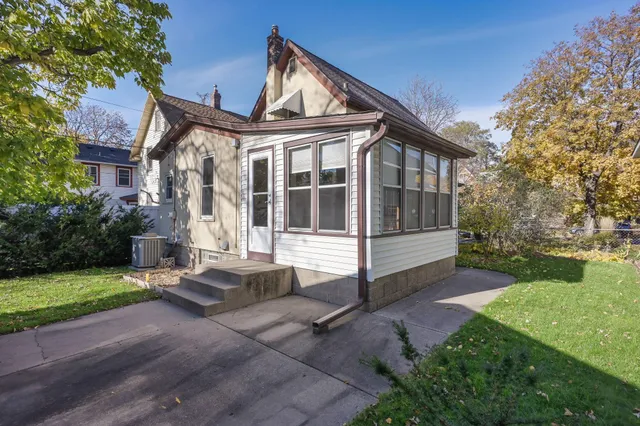 $260,000 | 1764 West Minnehaha Avenue, St. Paul, MN 55104