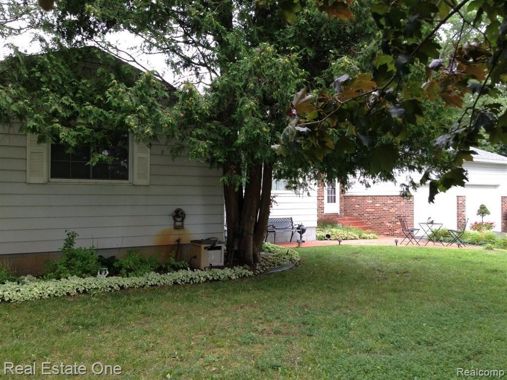 2711 North Burkhart Road Howell, MI 48855 - Photo 2 of 27 photo-18.JPG