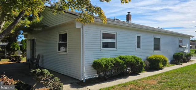 a view of a back yard of the house