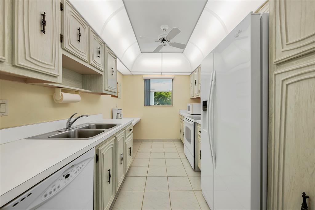 2460 Southwest 22nd Avenue, Unit 810 Delray Beach, FL 33445 - Photo 4 of 31