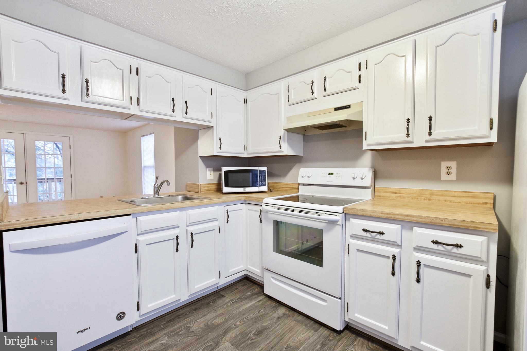 1915 Belmont Ridge Court Reston, VA 20191 - Photo 8 of 34 KITCHEN WITH PASS WAY TO FAMILY ROOM