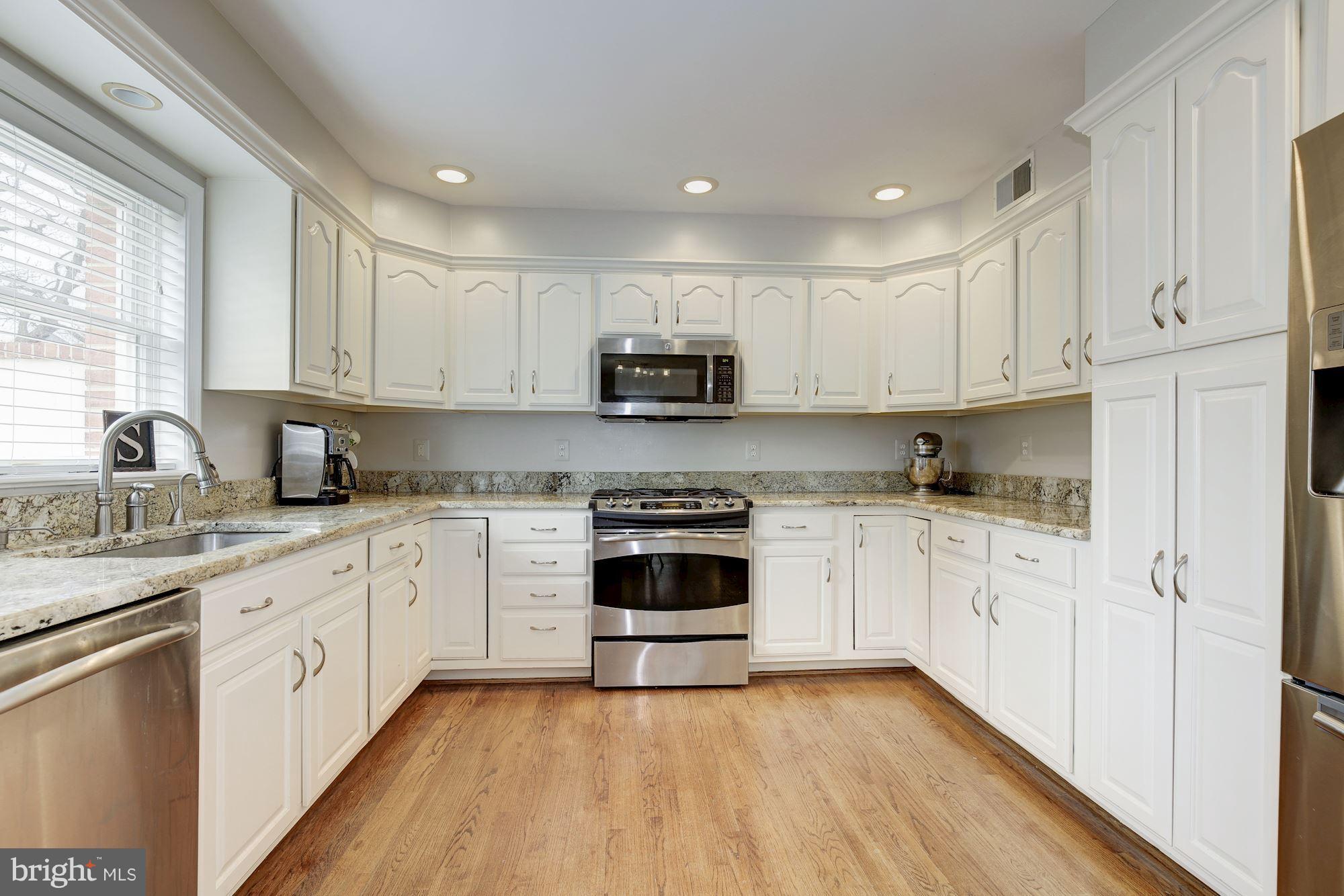 4510 Chestnut Street Bethesda, MD 20814 - Photo 6 of 26 Granite counters, stainless appliances