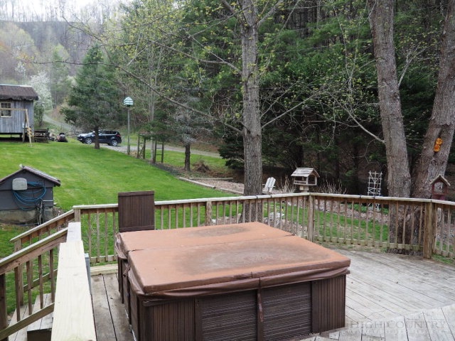 675 Ray Davis Road Lansing, NC 28643 - Photo 7 of 20