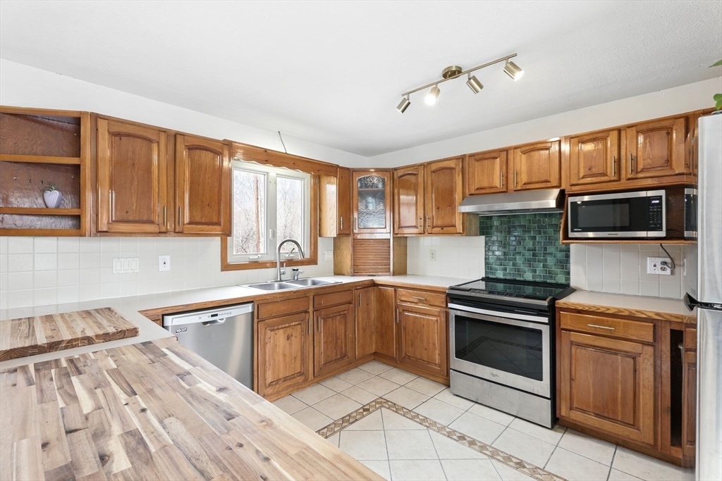 16 Pomeroy Meadow Road Easthampton, MA 01027 - Photo 11 of 41