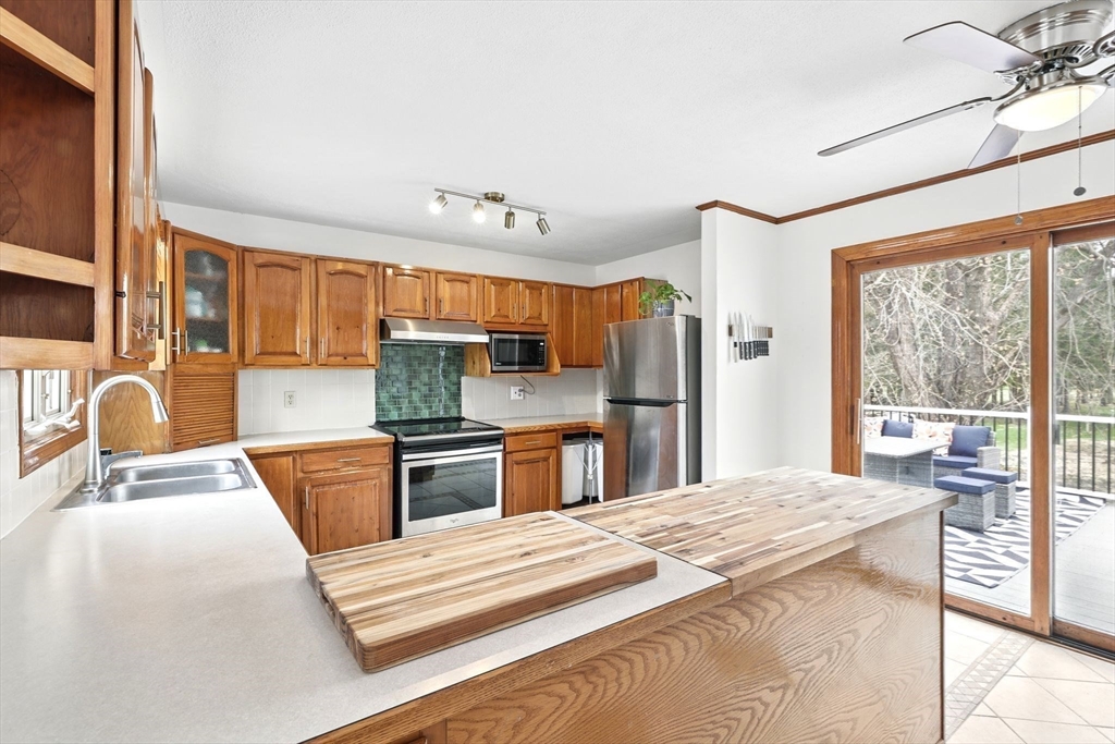 16 Pomeroy Meadow Road Easthampton, MA 01027 - Photo 9 of 41