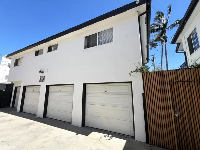 a view of entryway with a hall