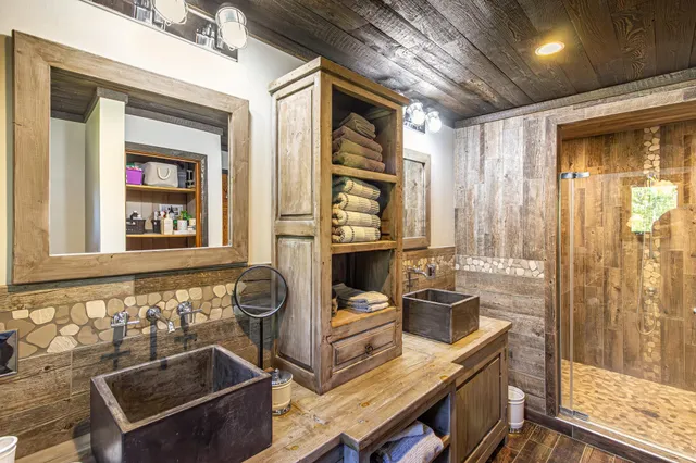 $1,200,000 | 1918 Pine Tree Trail, Ely, MN 55731