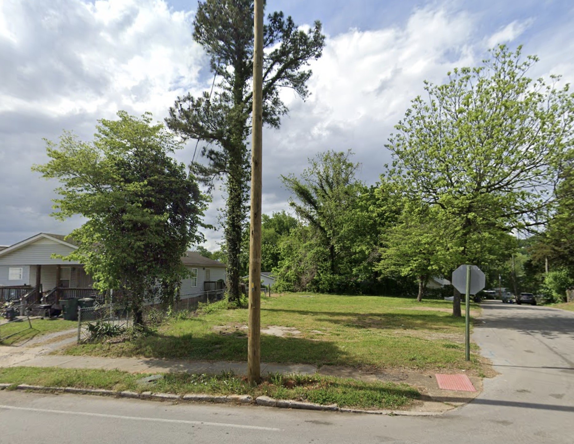 2659 Glass Street Chattanooga, TN 37406 - Photo 2 of 5 a front view of a house with garden