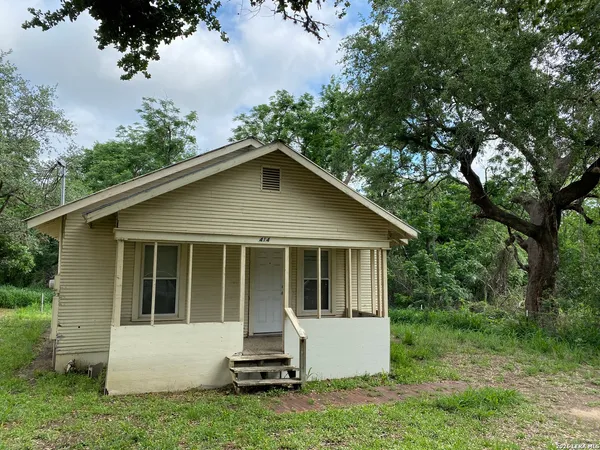 $800 | 414 West Johnson Street, Pleasanton, TX 78064