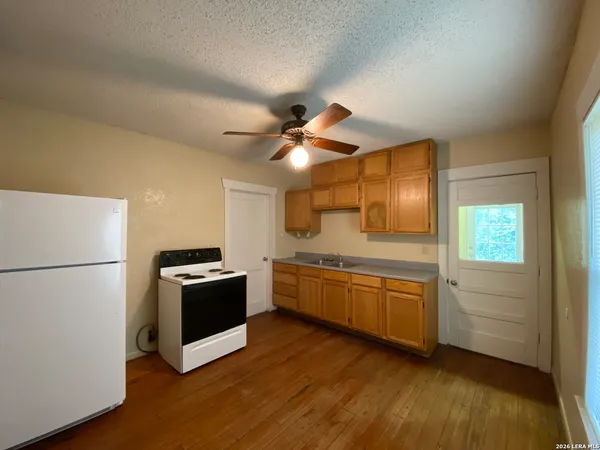 $800 | 414 West Johnson Street, Pleasanton, TX 78064