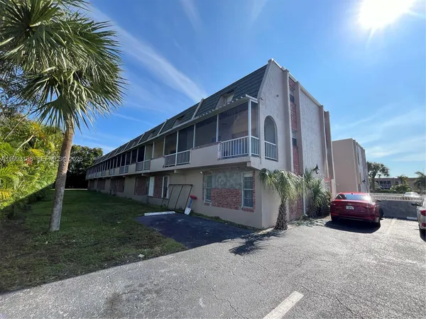 $1,650 | 1100 Southeast 4th Avenue, Unit 16, Deerfield Beach, FL 33441