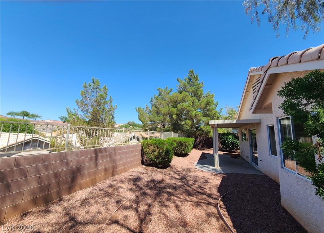 2278 Chestnut Ranch Avenue Henderson, NV 89052 - Photo 17 of 18 A well-maintained outdoor space, ideal for peaceful relaxation under a clear sky.