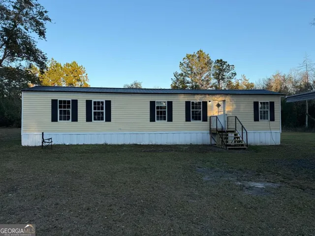 a view of a house with backyard