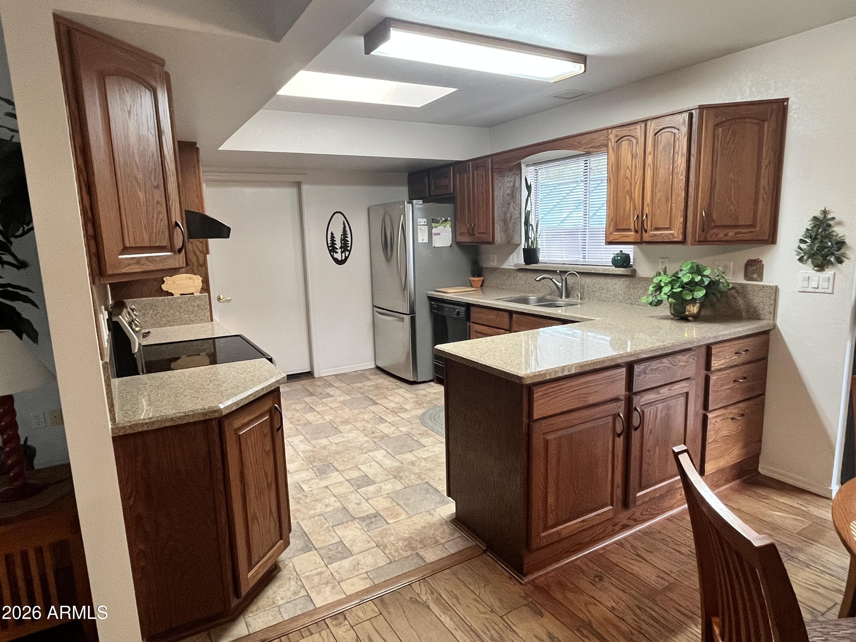 1006 North Matterhorn Road Payson, AZ 85541 - Photo 10 of 37 a kitchen with granite countertop cabinets a stove and a refrigerator