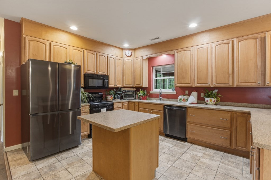 202 Riverside Drive Hinton, WV 25951 - Photo 11 of 40 Gallery Image 11