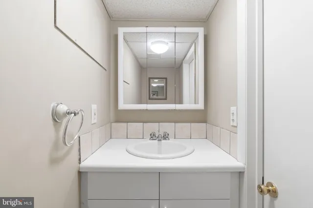 a view of a house with backyard and trees