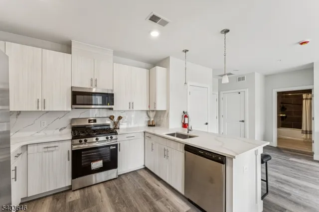 $2,975 | 140 West Webster Avenue, Unit 101, Roselle Park, NJ 07204