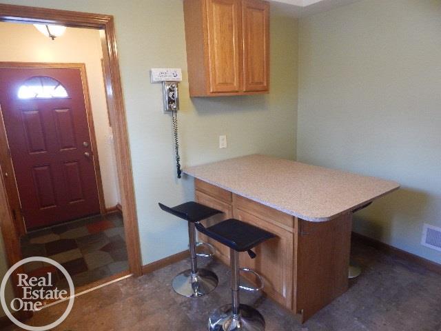 8212 Racine Road Warren, MI 48093 - Photo 7 of 27 31304125-6.JPG