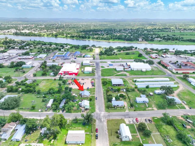 $95,000 | 1004 Avon Avenue, Llano, TX 78643