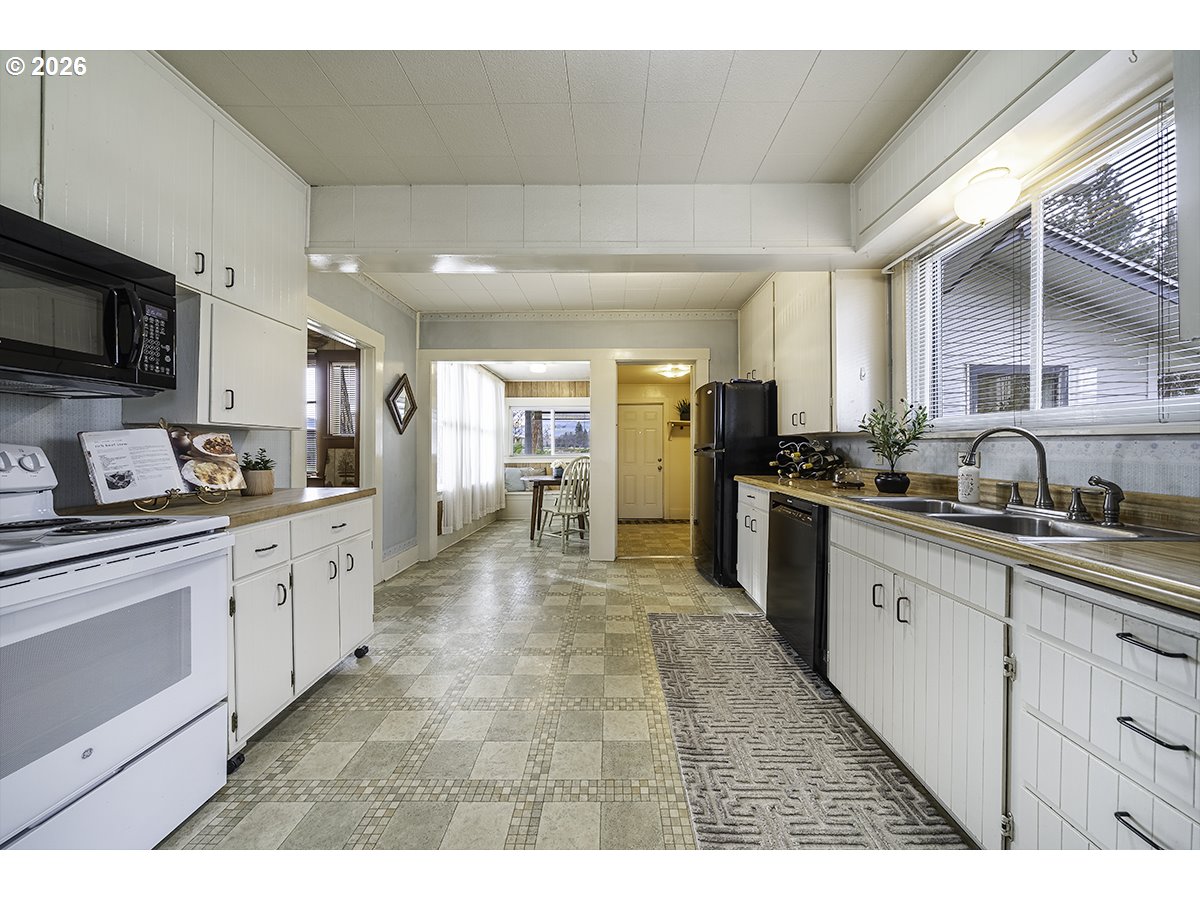 408 Oak Grove Road Medford, OR 97501 - Photo 15 of 46 a large kitchen with cabinets