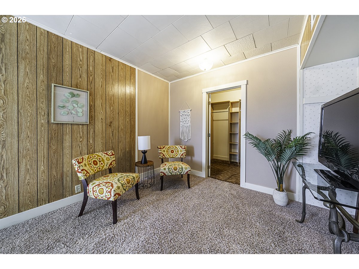 408 Oak Grove Road Medford, OR 97501 - Photo 16 of 46 a living room with furniture and potted plant